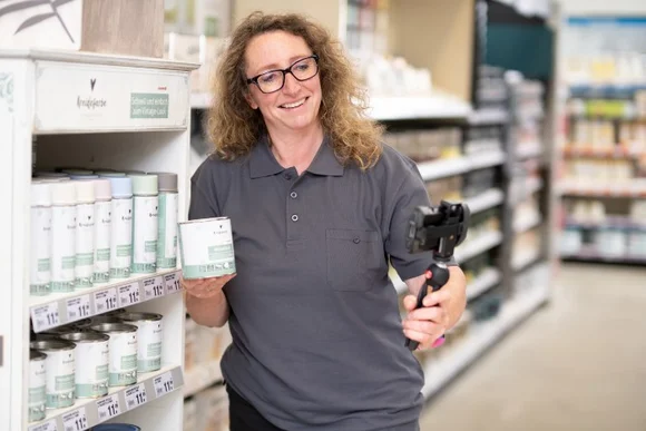 Person filmt Produkt mit Smartphone